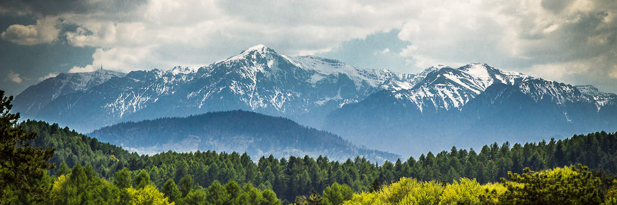 Hôtels à Poiana BrașovSituée à 12 km de Brașov, dans la région de Transylvanie, Poiana Brasov est la station de ski la plus réputée de Roumanie. Aux pieds de la montagne Postăvaru entre les Carpates du Sud et de l'Est, elle propose le plus vaste domaine skiable de Roumanie. La piste Drumul Rosu longue de 4,6 km est l'une des plus longues de Roumanie.